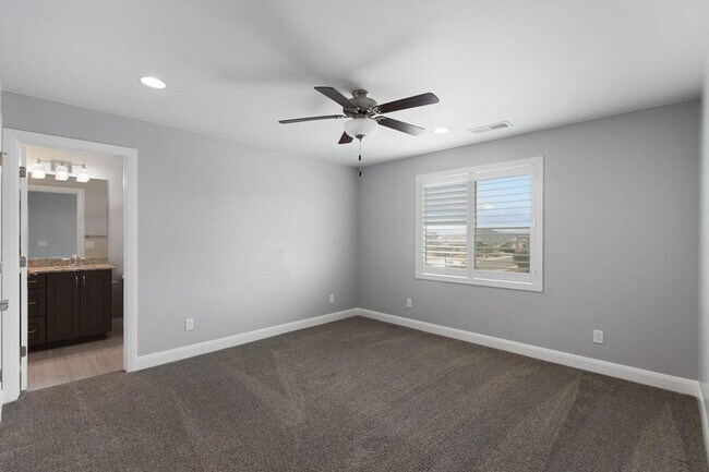 Foto del edificio - Spacious Living in this 5 Bedroom Home!