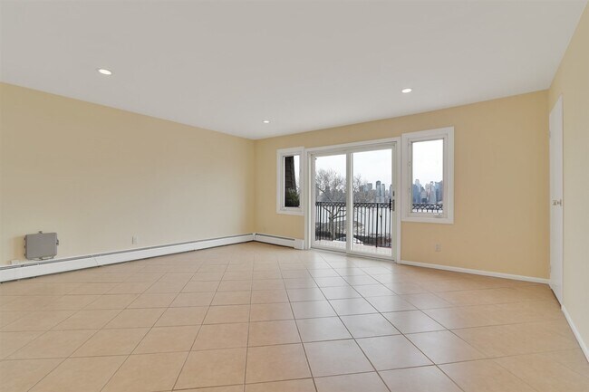 Building Photo - 1019 Boulevard E