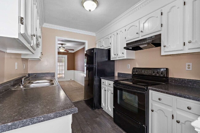 Building Photo - Churchland Townhouse