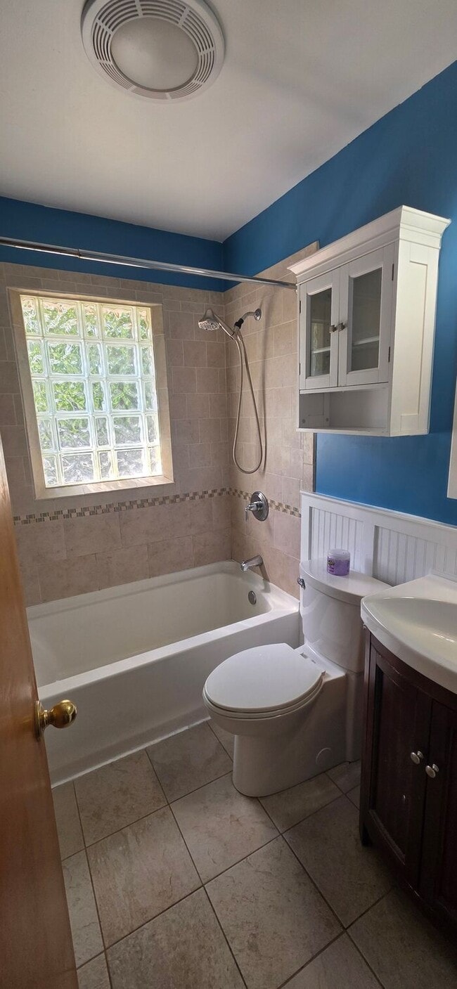 Building Photo - Charming 3-Bedroom Home in the Heart of Ov...