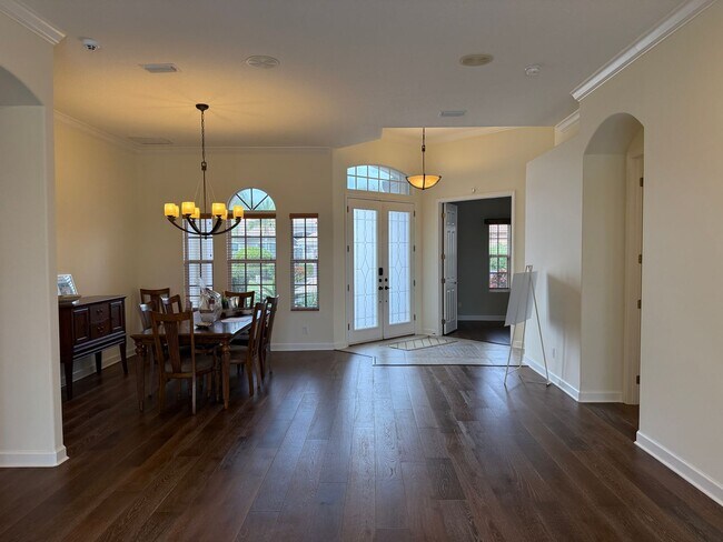 Foto del edificio - Luxurious 4 Bedroom 3 Bath Lakefront Pool Home W/3-Car Garage