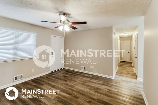 Building Photo - 635 Lakeridge Cir SE