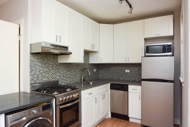 Building Photo - 511 W Belmont Ave