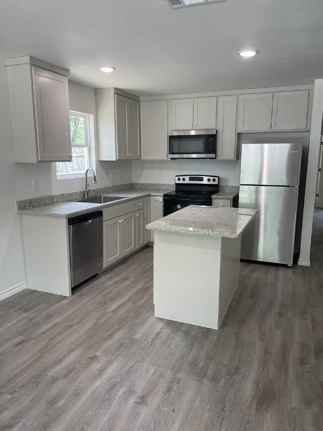 Building Photo - 3 bedroom 3 bath nearly new construction!
