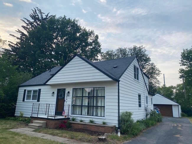 Building Photo - 3097 Lincolnview St