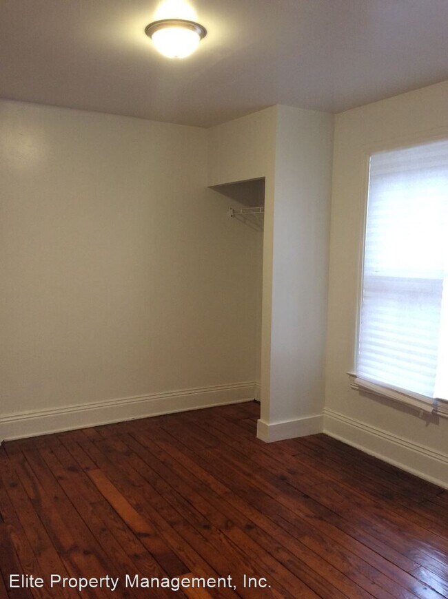 Building Photo - 5 br, 1 bath House - 252 W. Cottage Pl.