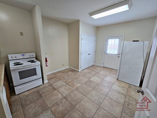 Building Photo - 1090 N Washington Ave