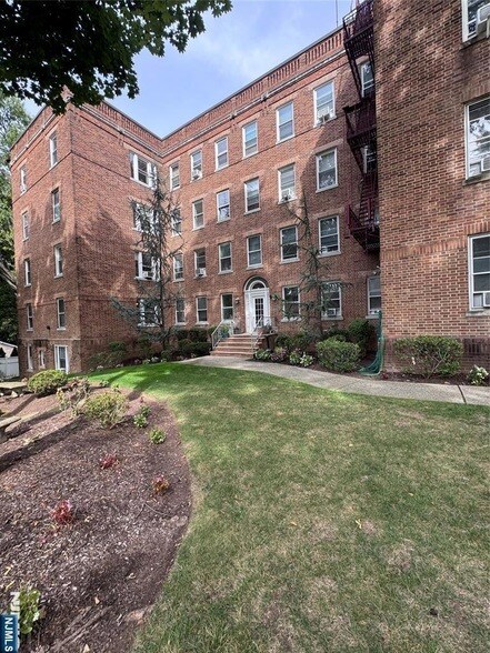 Foto del edificio - 250 Broad Ave