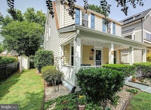 Building Photo - 102 E Linden St