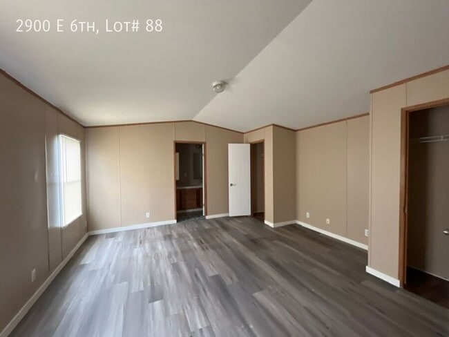 Building Photo - 2900 E 6th Ave