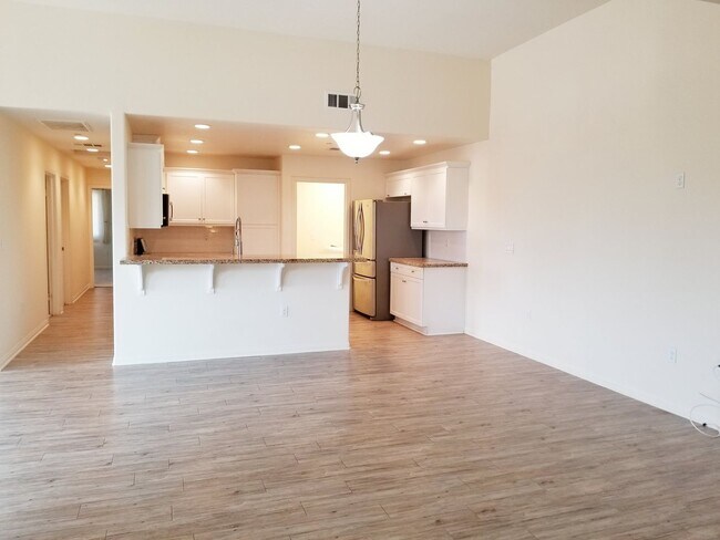 Building Photo - Spacious Condo 3 bedrooms, 2 bathrooms Bui...