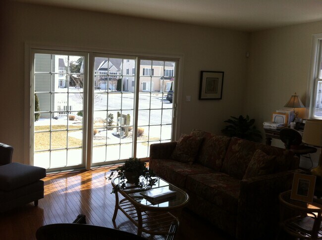 Sala de estar a porche - 18865 Bethpage Dr