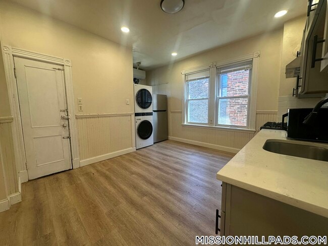 Building Photo - 127 Harrishof St