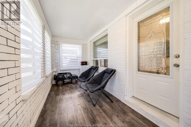 Photo du bâtiment - 1832 Gladstone Ave