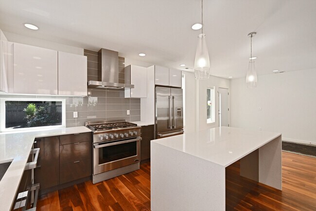 Building Photo - 2607 2nd Ave N