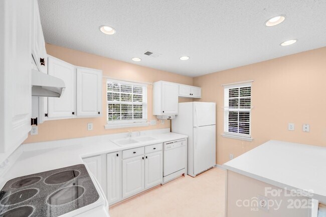 Foto del edificio - 15021 Deshler Ct