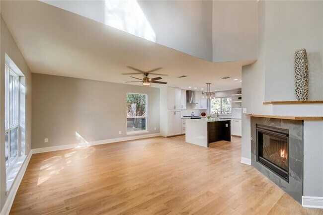 Foto del edificio - 6108 Skahan Ln