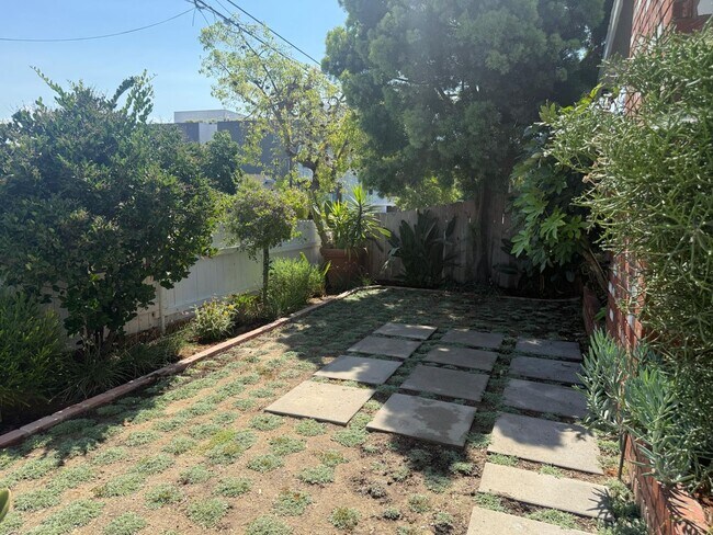 Foto del edificio - Spacious Silver Lake Charmer 2-bedroom, 1-...