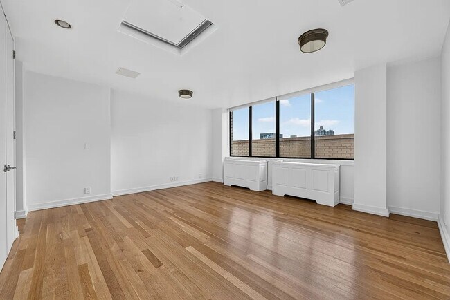 Foto del edificio - 245 E 44th St