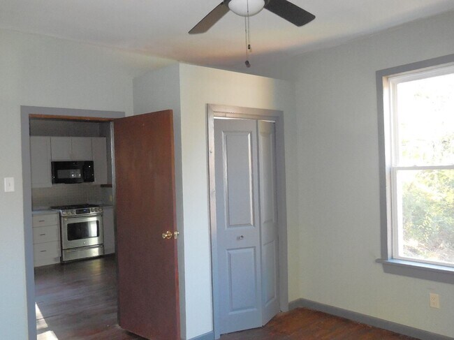 Foto del edificio - Two Bedroom Home with 3 Baths and W/D Hookups!