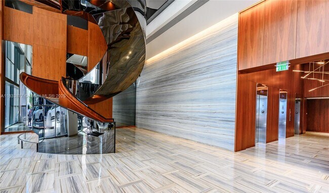 Building Photo - 1300 Brickell Bay Dr