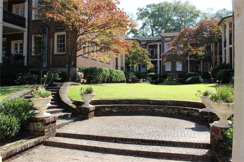 Foto principal - 1027 St Charles Ave NE