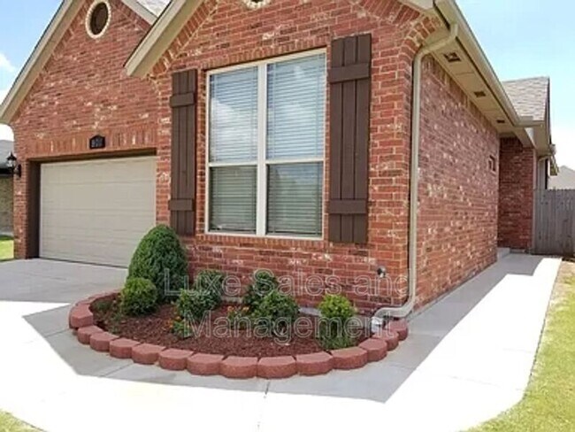 Foto del edificio - 901 Heather Ln