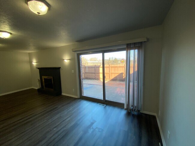 Foto del edificio - AVAILABLE NOW: GORGEOUS TOWNHOME $2,000/Month