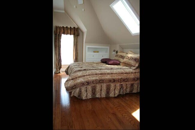 Photo du bâtiment - CHARACTER TWO BEDROOM LOFT APARTMENT IN WOODFIELD