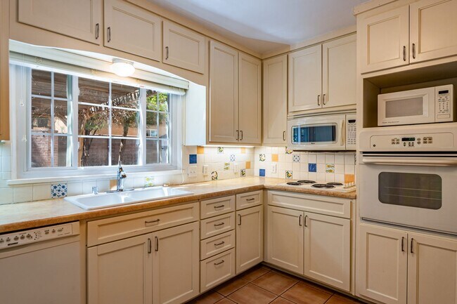 Building Photo - 3822 La Hacienda Dr NE