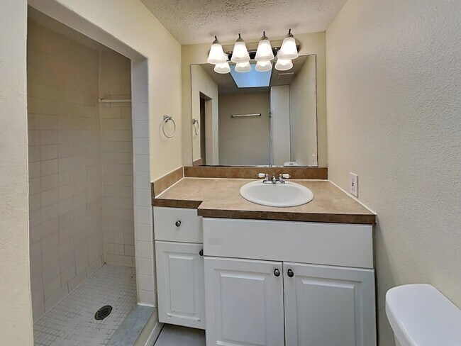 Foto del edificio - 15147 Harding Ave