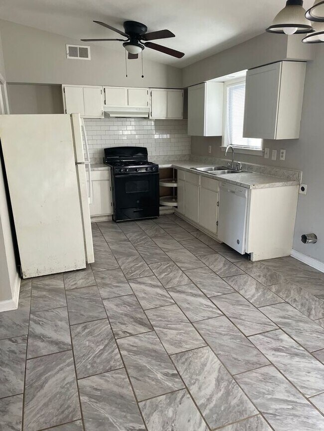 Foto del edificio - 3BR 1BA Home w/ Fenced Backyard & Patio • Stove-Ready Kitchen • Carport in Memphis