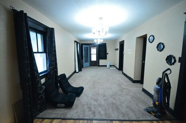 Foto del edificio - 108 W J St