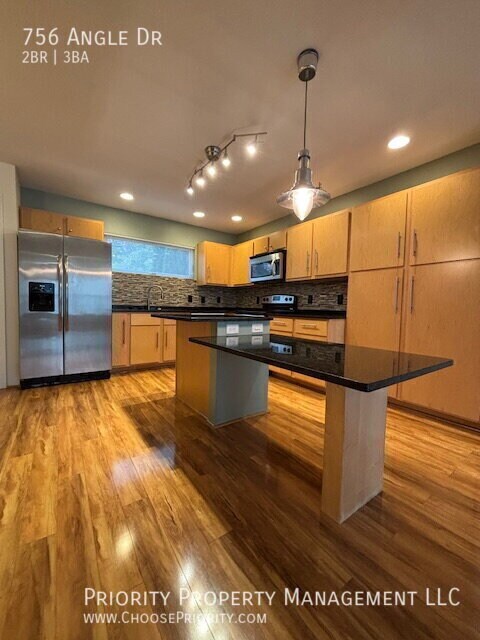 Foto del edificio - 756 Angle Dr