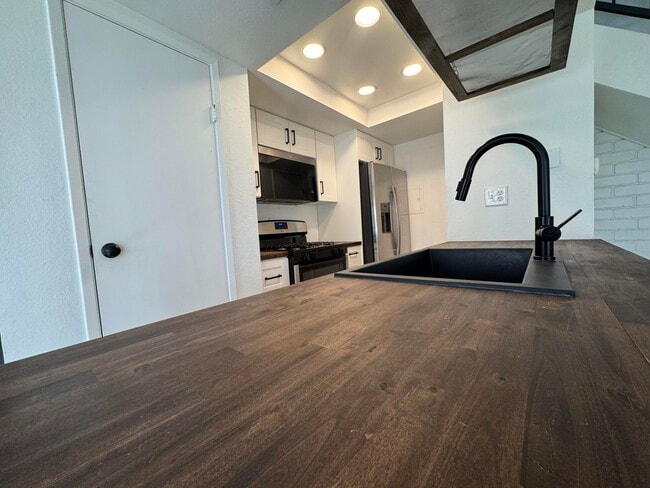 Building Photo - 72532 Edgehill Dr