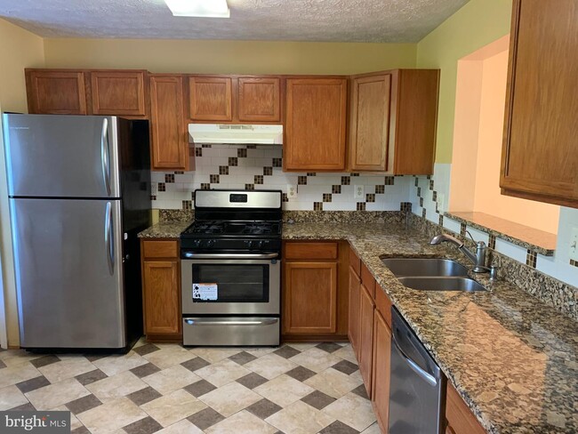 Building Photo - 8833 Hawthorne Ct