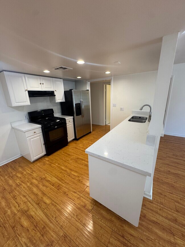 Building Photo - 14435 Riverside Dr