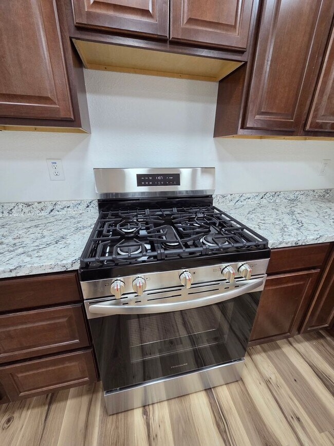 Foto del edificio - Beautifully Remodeled 3 Bed/2 Bath Apartment