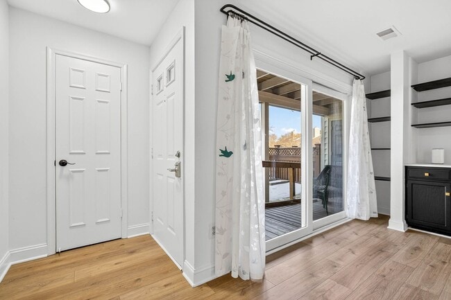 Building Photo - Very Nicely Update Condo in Prime Location!