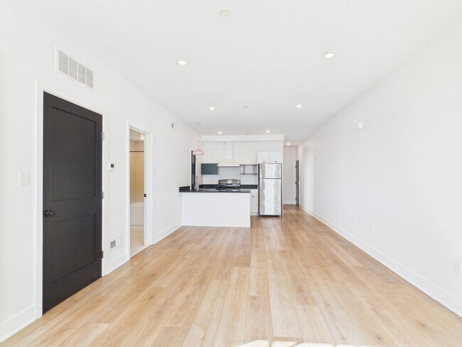 Building Photo - Huge 1 bed 1 bath with private balcony in Port Richmond Available
