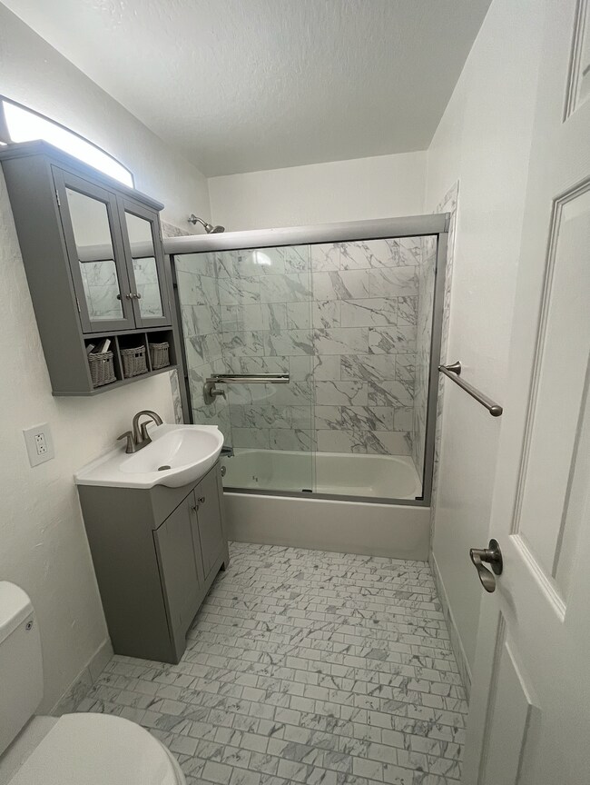 Building Photo - 645 Manor Dr