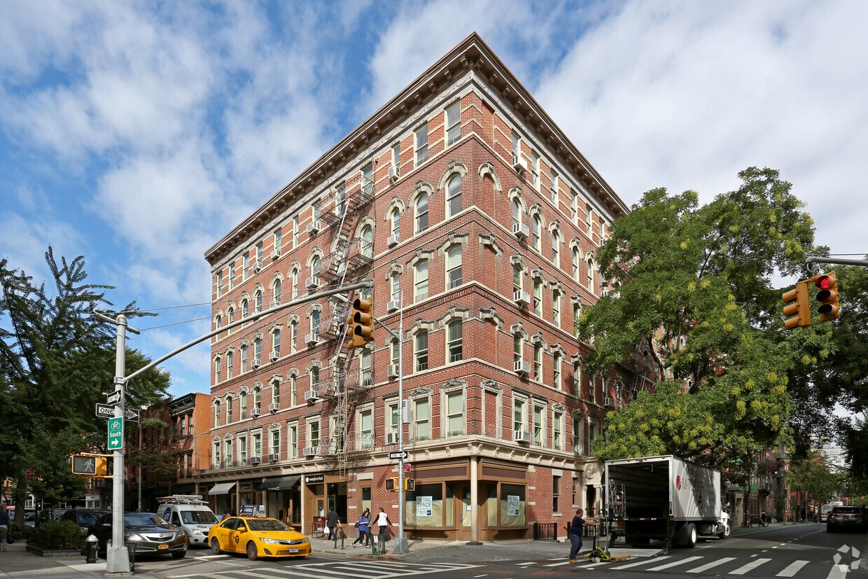 Primary Photo - 351 Bleecker St