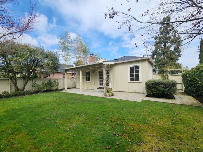 Building Photo - Amazing 1 bedroom with private backyard an...