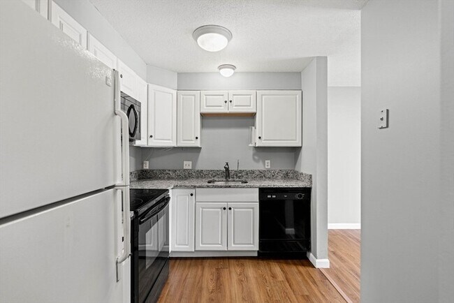 Foto del edificio - Updated 1BR Condo with Balcony, Garage Parking & Storage Near Commuter Rail