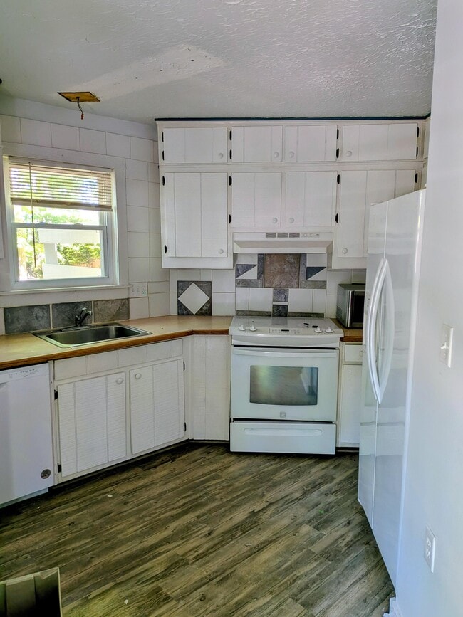 Foto del edificio - 3417 The Trail Rd