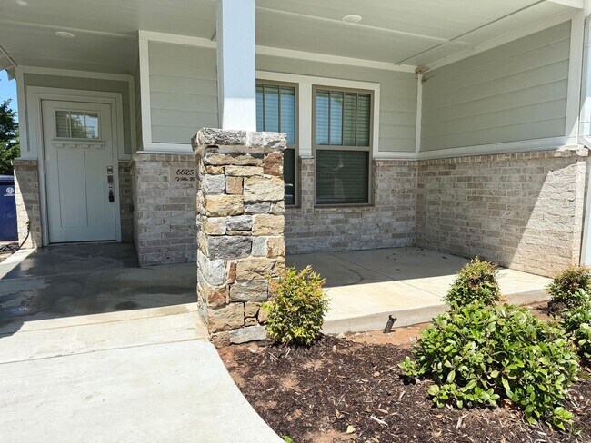 Building Photo - Large 2 Bed, 2 Bath in Beautifully Well-Ma...