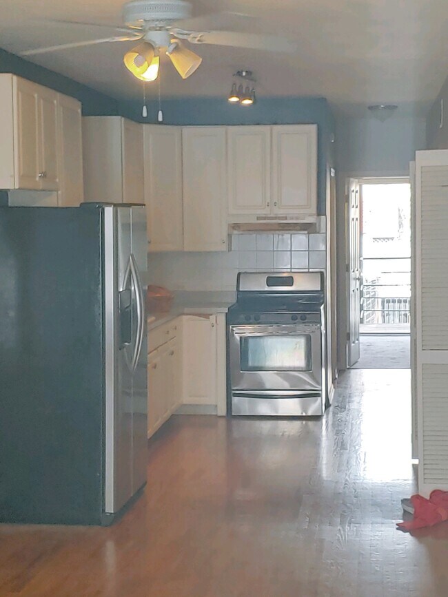 Stainless Steal Appliances - 1238 N Cleaver St