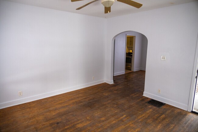 Foto del edificio - 1627 N Tibbs Ave