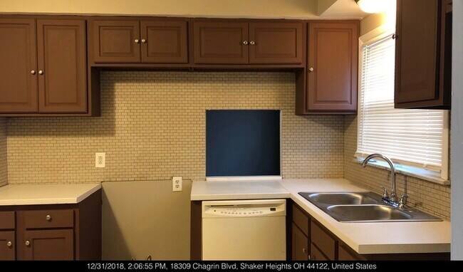 Foto del edificio - SHAKER HEIGHTS 3 bed/ 1.5 Bath DOWN