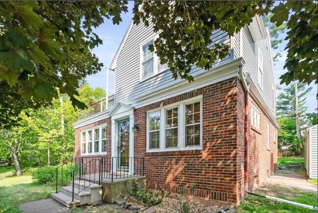 Building Photo - AVAILABLE JUNE - Beautiful 3 Bed 2 Bath Ho...